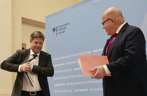 Personalwechsel: Robert Habeck (links, Grüne) und Peter Altmaier (CDU) bei der Amtsübergabe im Bundeswirtschaftsministerium. Foto: dpa/Odd Andersen