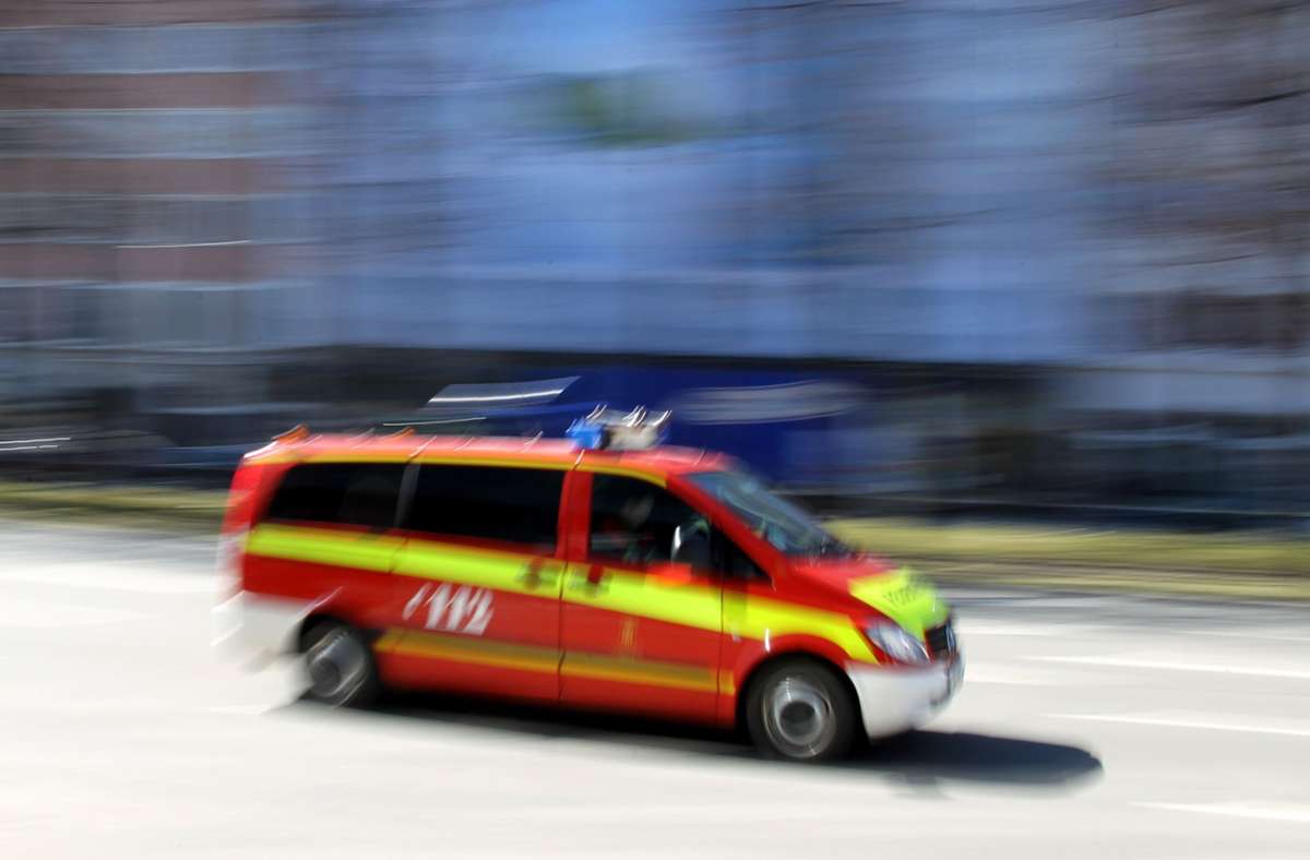 München: Finger von Bub steckt in Lochblech fest - Feuerwehr kommt