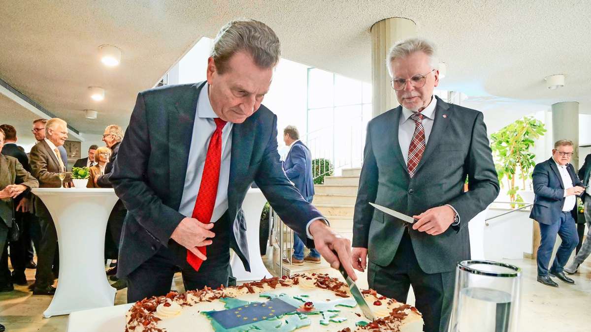 Der Ditzinger Ehrenbürger Günther Oettinger und Oberbürgermeister Michael Makurath beim Anschnitt  der Geburtstagstorte  nach dem offiziellen Teil der Matinee. Die Torte ziert die  Europaflagge.