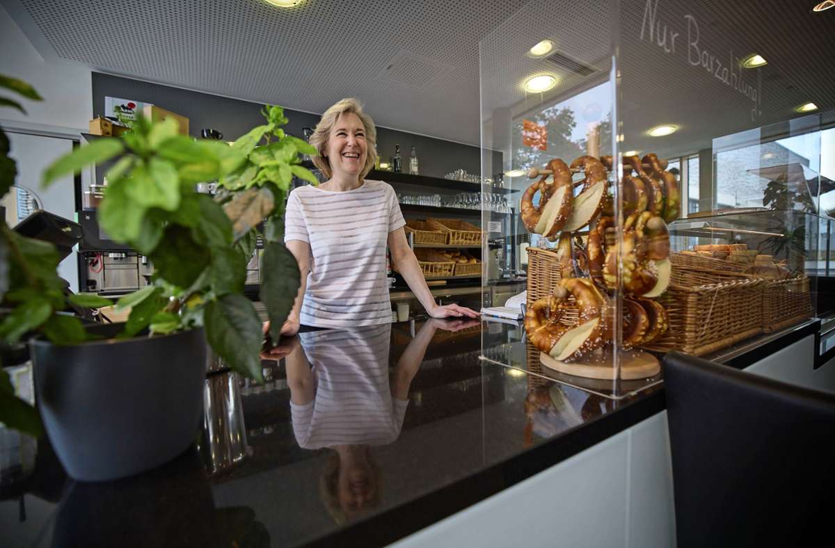 Heike Stahl betreibt gemeinsam mit ihrem Mann Jürgen das Café Merlin in Kernen – dort macht das Ehepaar alles selbst, was Arbeit rund um die Uhr bedeutet.