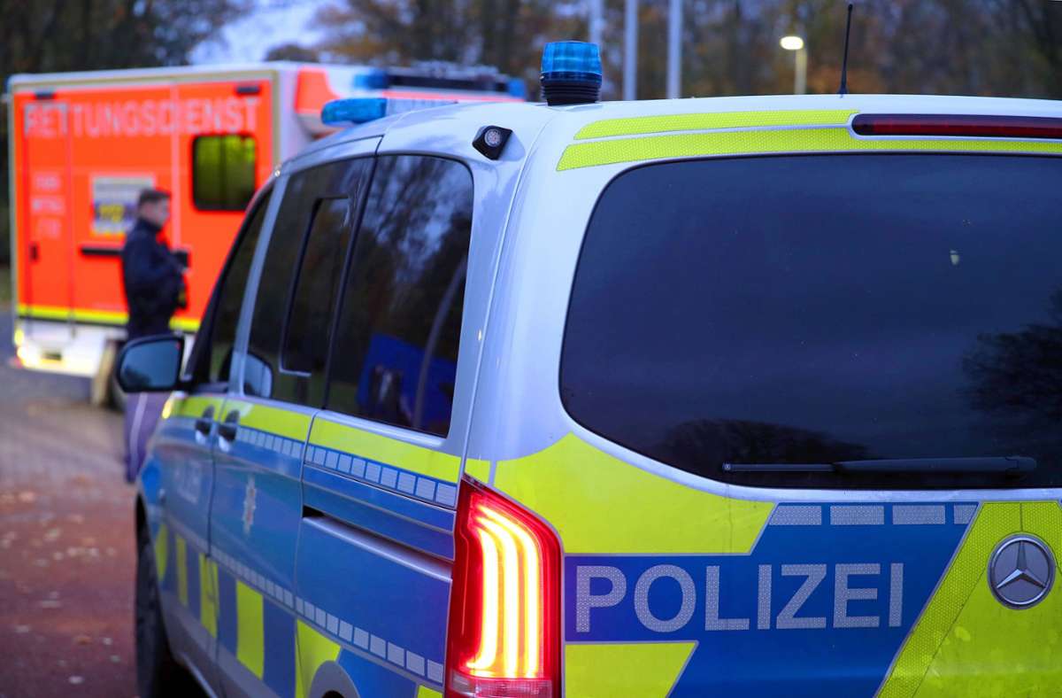 Schwerer Unfall bei Pforzheim: Auto kollidiert mit Bus - Mann lebensgefährlich verletzt