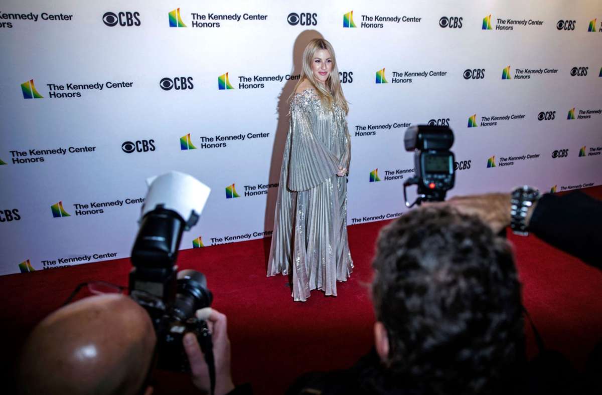Die Sängerin Ellie Goulding kam in einem silbernen Kleid auf den roten Teppich.