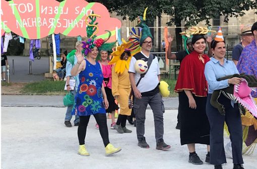 Nachbarn spielen für Nachbarn: Das Ensemble des Volkstheaters Rampe läuft auf dem Schoettle-Platz ein. Foto: red/ak