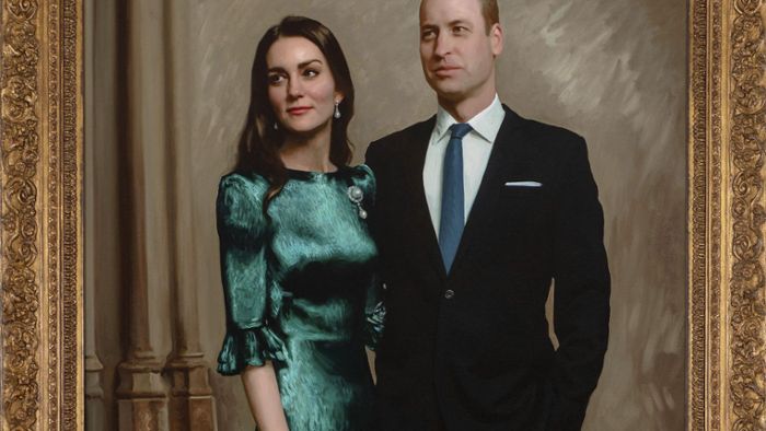 Das königliche Paar betrachtet sein erstes offizielles Porträt