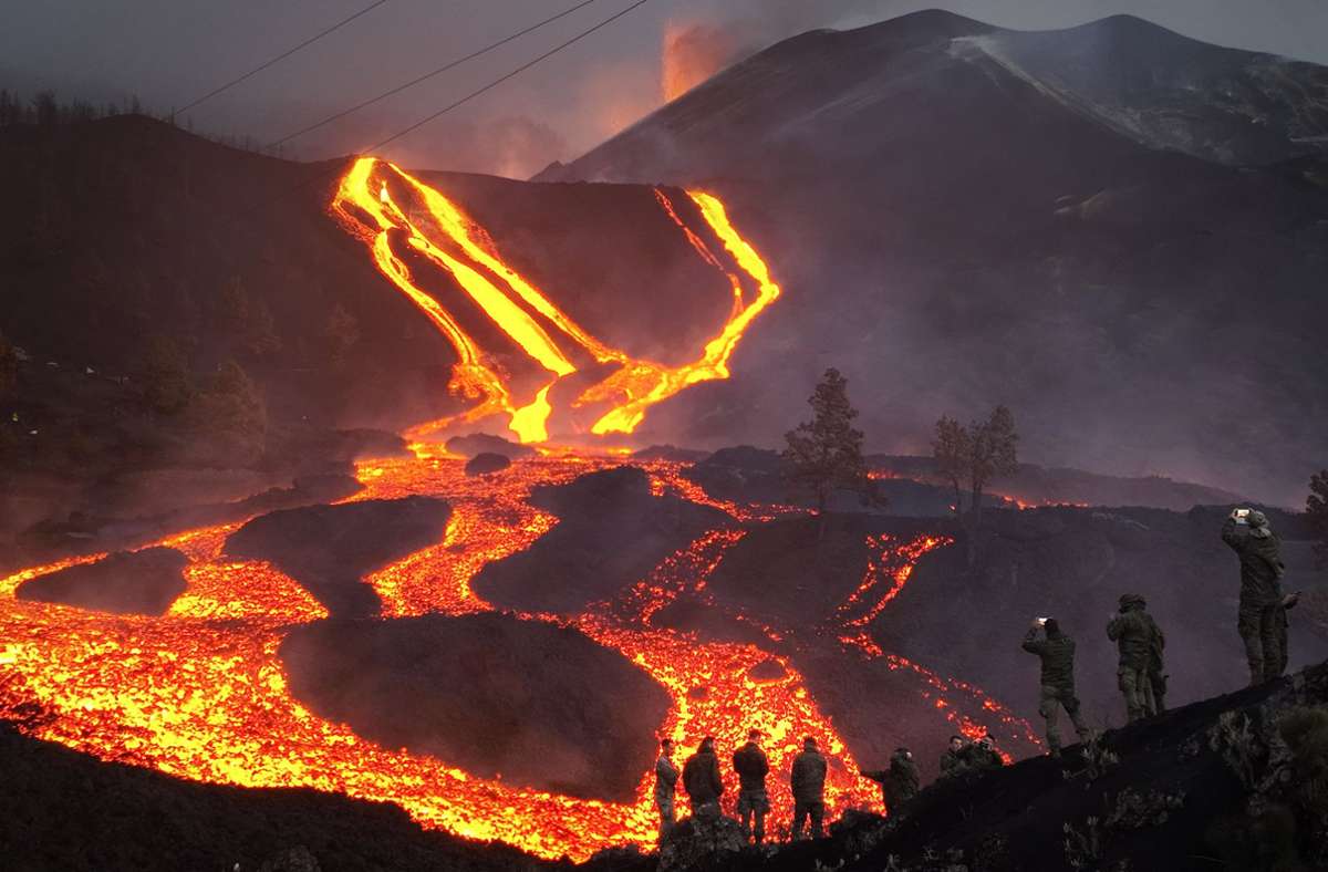 Vulkan auf La Palma: Neuer Lavastrom zerstört Häuser auf Kanareninsel