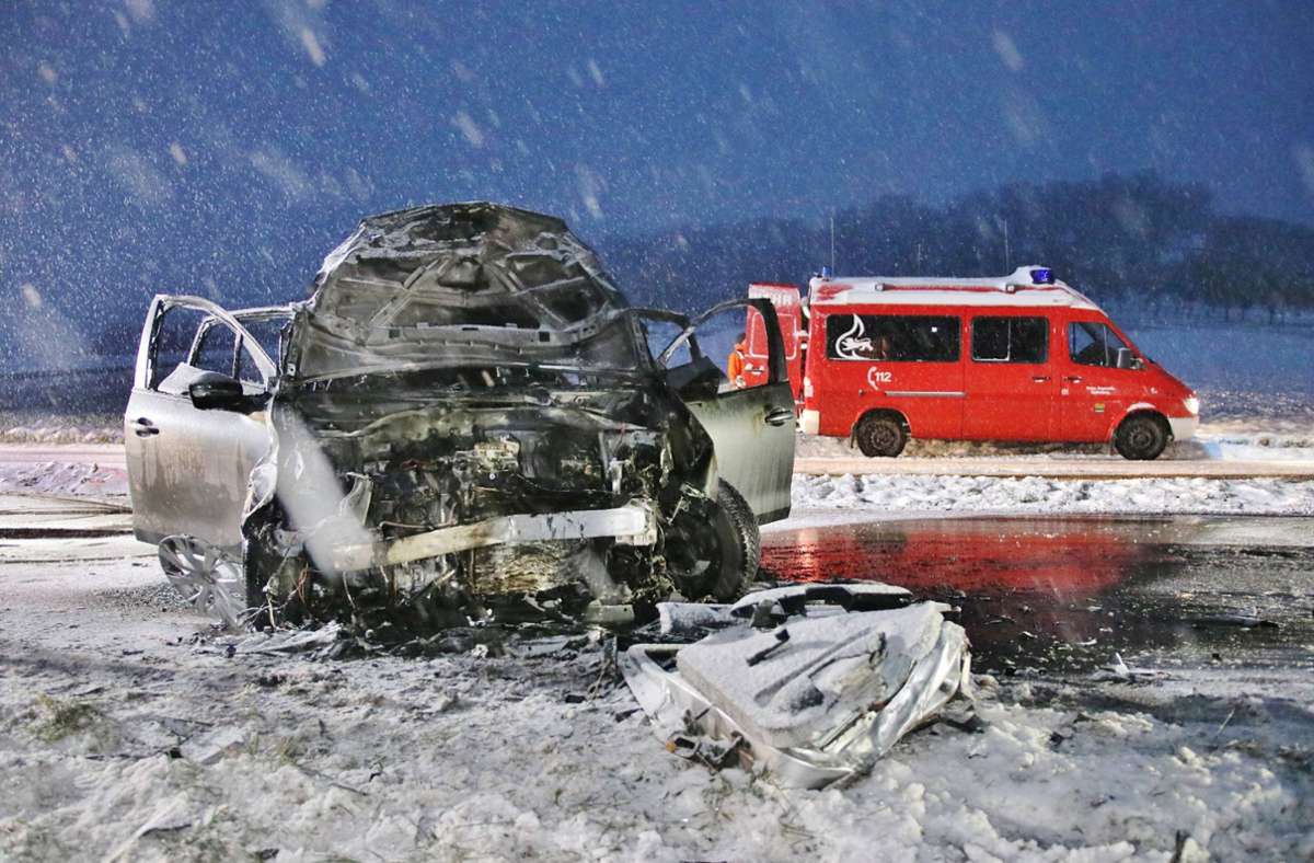 Rudersberg im Rems-Murr-Kreis: Auto fängt nach Unfall Feuer – zwei Verletzte