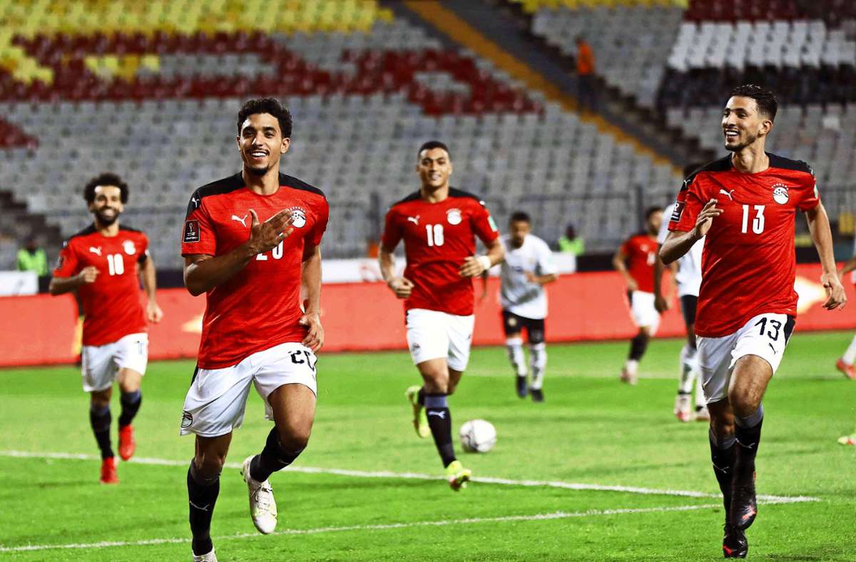 Der Ägypter Omar Marmoush vom VfB Stuttgart (zweiter von links) freut sich auf den Afrika-Cup.