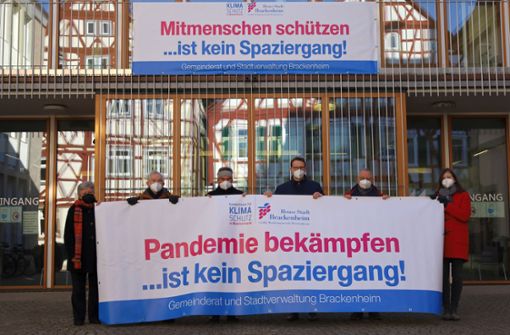Bürgermeister Thomas Csaszar (Dritter von rechts) und die Vorsitzenden der fünf Gemeinderatsfraktionen präsentieren die Banner. Foto:  