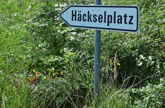 Anhänger mit Häckselgut landet im Vorgarten: Betrunkener Porschefahrer verliert seinen Anhänger