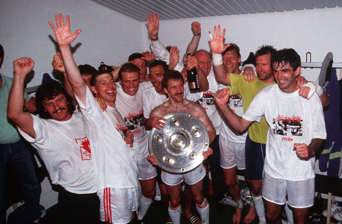 Das 92-er-Team des VfB Stuttgart mit der Meisterschale.