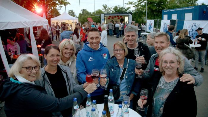 Weindorf in Steinheim: Maultaschenburger und Wein – eine beliebte Kombi