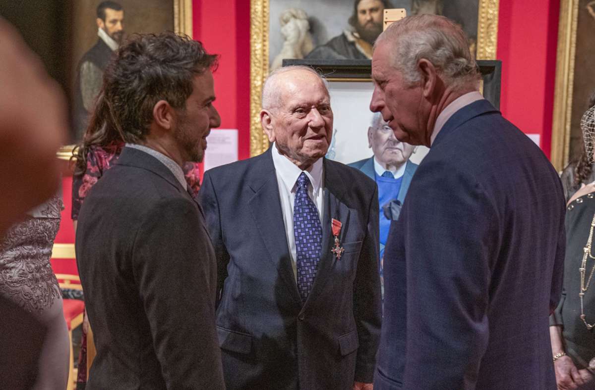 Massimiliano Pironti (links) mit Arek Hersh und Prinz Charles im Januar diesen Jahres in der Queen’s Gallery im Buckingham Palace. Im Hintergrund sieht man das Gemälde, das Pironti gemalt hat. Wie eindrucksvoll Pironti malt, sehen Sie in unserer Bildergalerie.