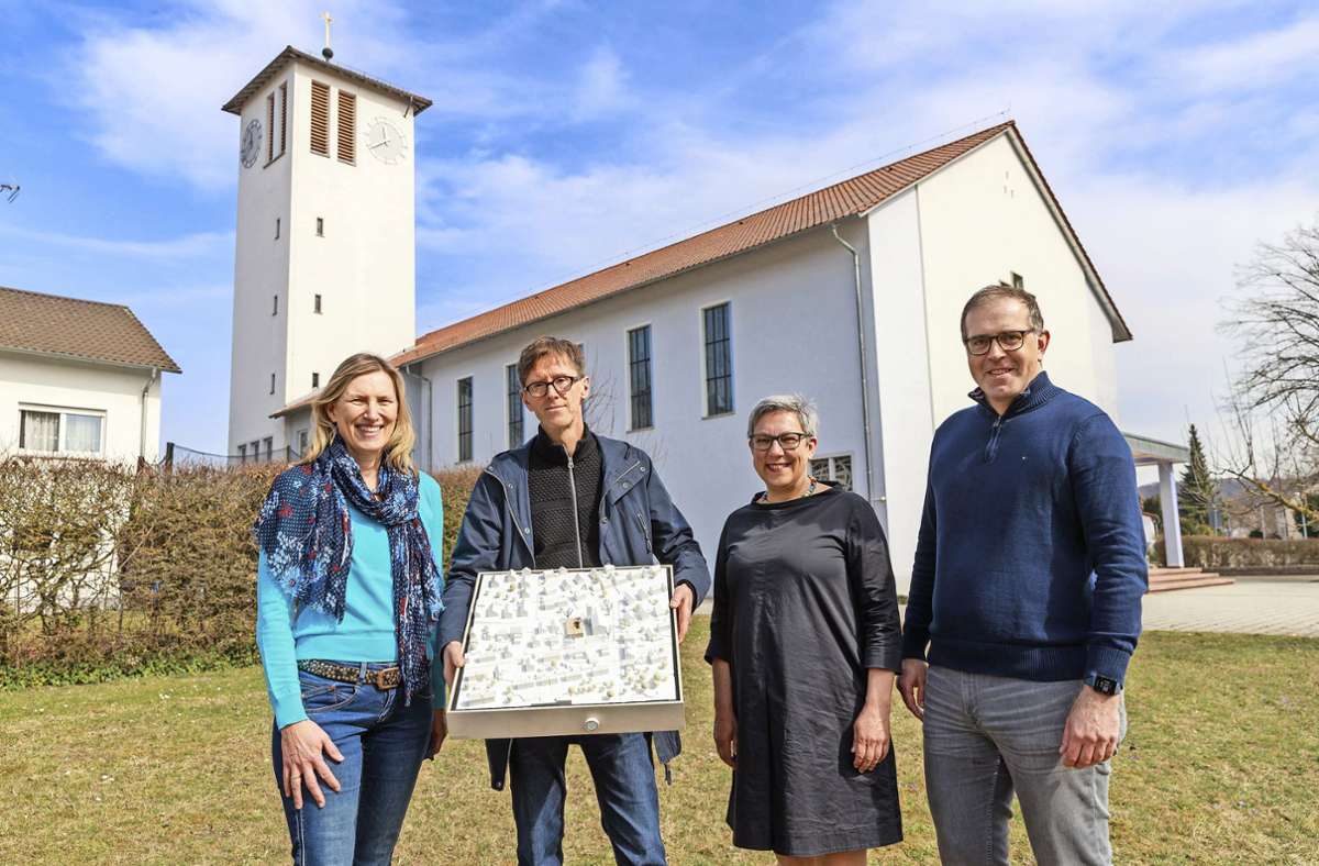 Architekt Tilmann Schalk präsentiert den Kirchengemeinderäten Christine Lange (links), Christine Werner und Peter Spang  sein Modell des neuen Gemeindehauses. Foto: Stefanie Schlecht