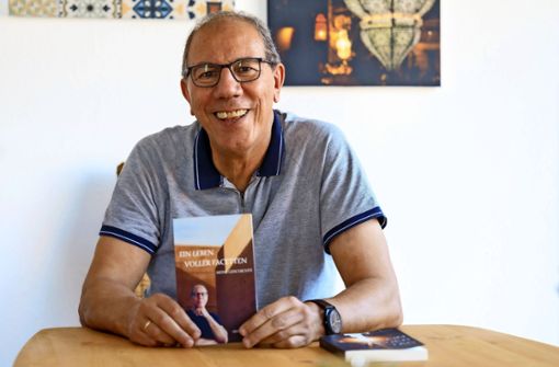 Abdel Ibrahimi mit seinem zweiten Buch  „Ein Leben voller Facetten“ Foto: Stefanie Schlecht/ 