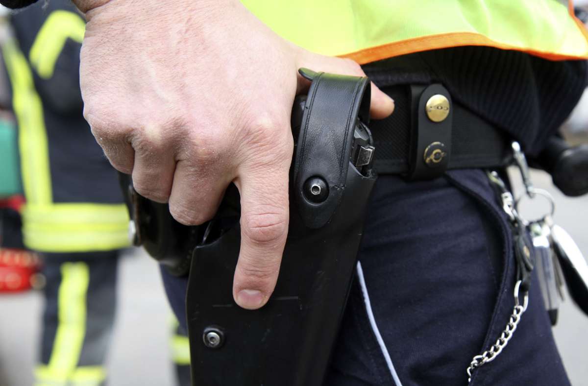 Bedrohliche  Situation  in Holzgerlingen: 38-Jähriger hantiert vor Tankstelle mit Waffe herum und leistet Widerstand