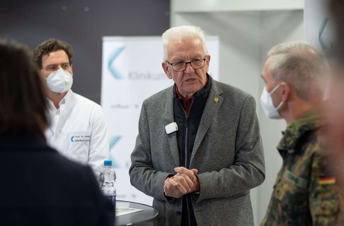 Ministerpräsident Winfried Kretschmann kündigte Verschärfungen an. Hier bei einem Besuch im Stuttgarter Impfzentrum. Foto: LICHTGUT/Leif Piechowski/Leif Piechowski