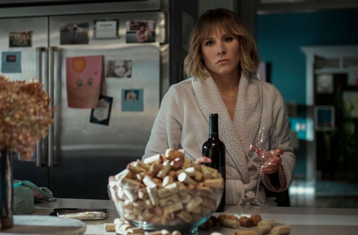 Netflix-Serie „The Woman in the House . . .“: Kristen Bell, ein Mord, eine Kasserolle und sehr viel Rotwein