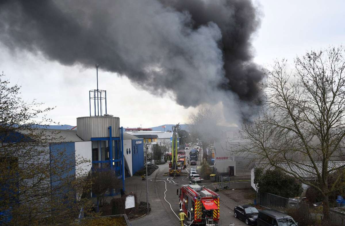 Die Halle geriet erneut in Brand. Foto: dpa/René Priebe