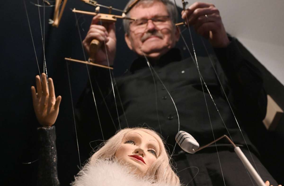 Marionettenbauer in Vaihingen/Enz: Herr Peters lässt die Puppen tanzen