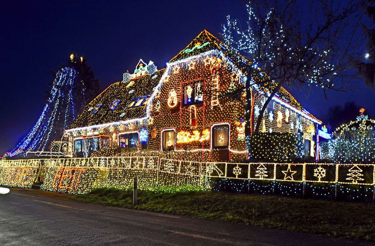 Kilometerlange LED-Lichterketten lassen Häuser erstrahlen. (Archivbild) Foto: dpa/Ingo Wagner