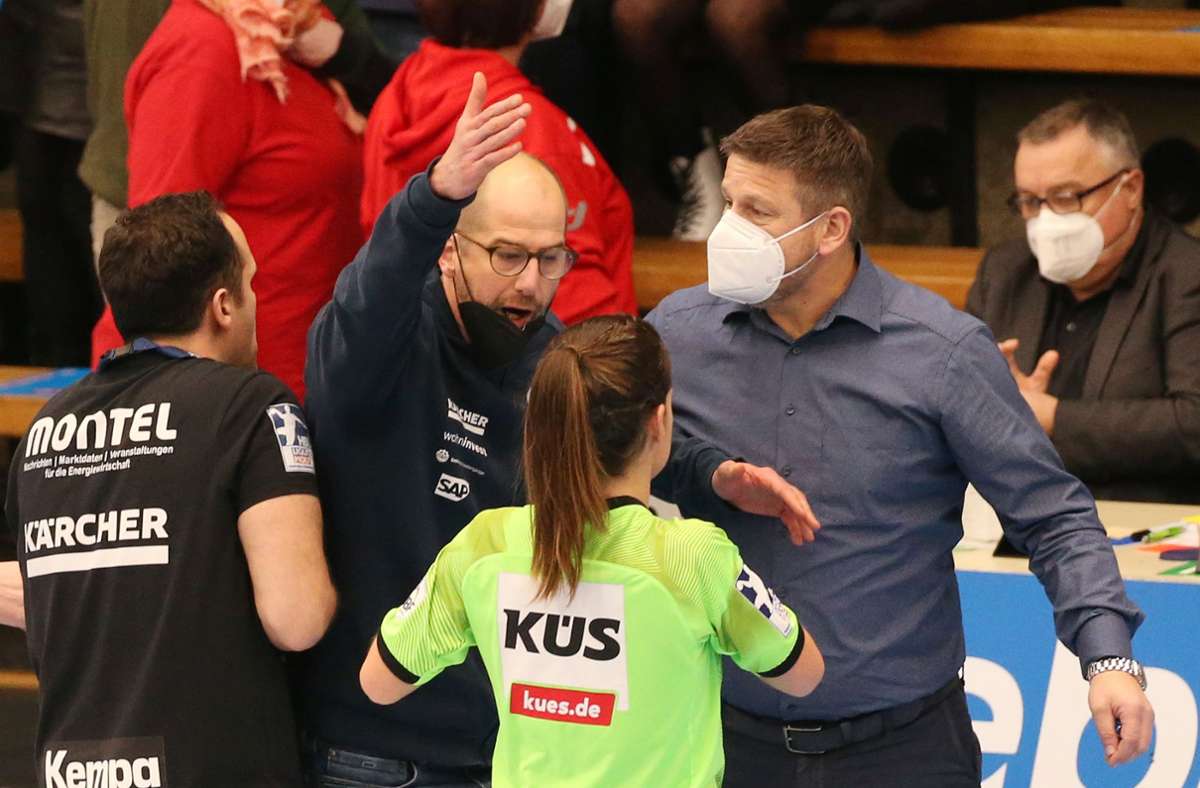 Roi Sanchez   (li.) und Jürgen Schweikardt vom TVB Stuttgart beschweren sich nach Spielende bei Schiedsrichterin Tanja Kuttler und dem Technischen Delegierten Jürgen Rieber.