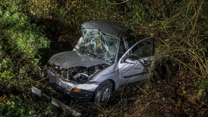 Auto durchbricht Geländer – und rutscht in Bach