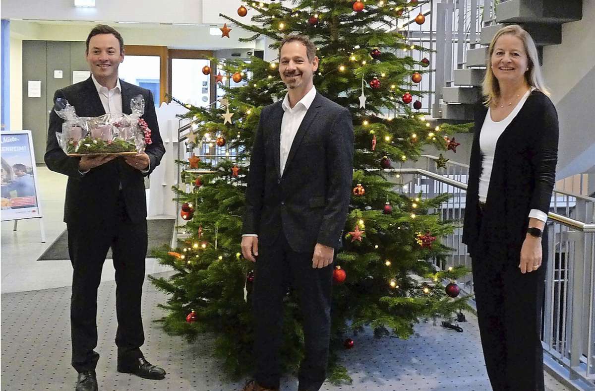 Bürgermeister Lukas Rosengrün (links) freut sich zusammen mit den Bankvorständen Caroline von Ploth und  Harry Krieg und über viele Geschenke für Benachteiligte. Foto: VR Bank Ehningen-Nufringen