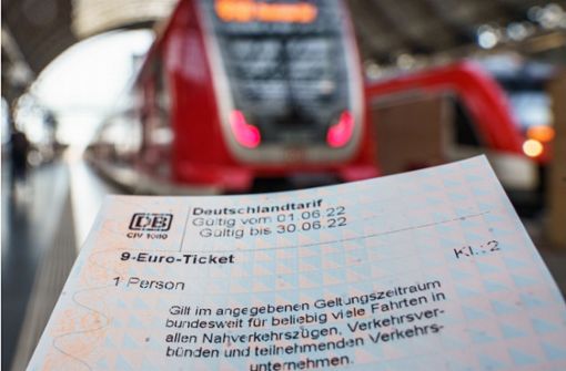 Unheimlich beliebt: Das 9-Euro-Ticket. Foto: dpa/Frank Rumpenhorst