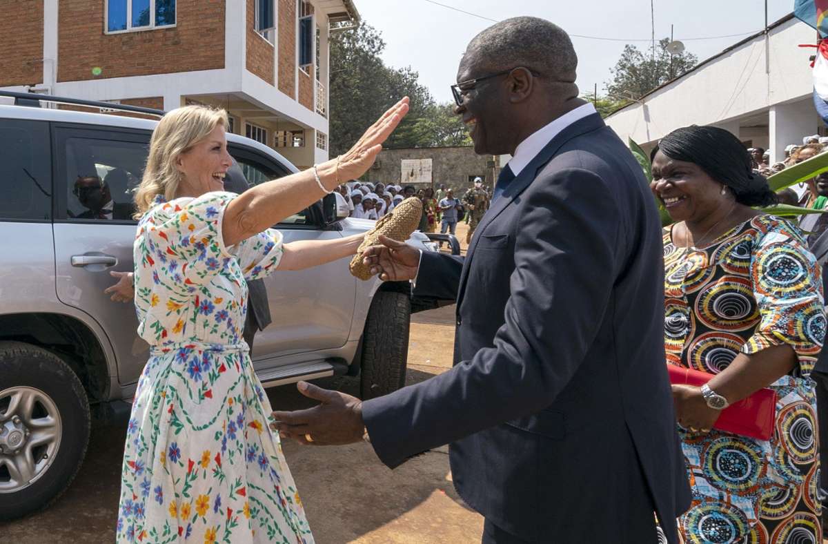Auslandsreise 2022: Nach dem Tod der Queen übernimmt Sophie (links) noch mehr Termine. Anfang Oktober ist sie zu Besuch in   der Demokratischen Republik Kongo – als erstes Mitglied der britischen Königsfamilie. Dort trifft sie unter anderem  Denis Mukwege, Chirurg und Friedensnobelpreisträger (Mitte).