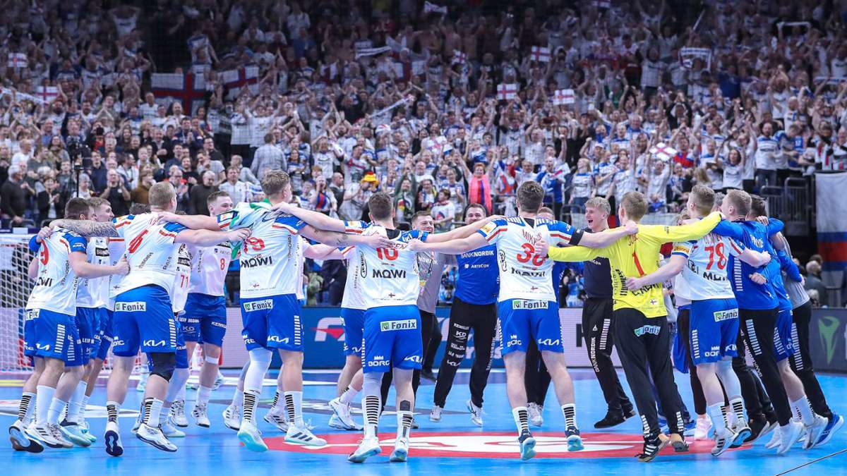 Die Färöer-Spieler feiern den Punktgewinn gegen Norwegen vor ihren enthusiastischen Fans.