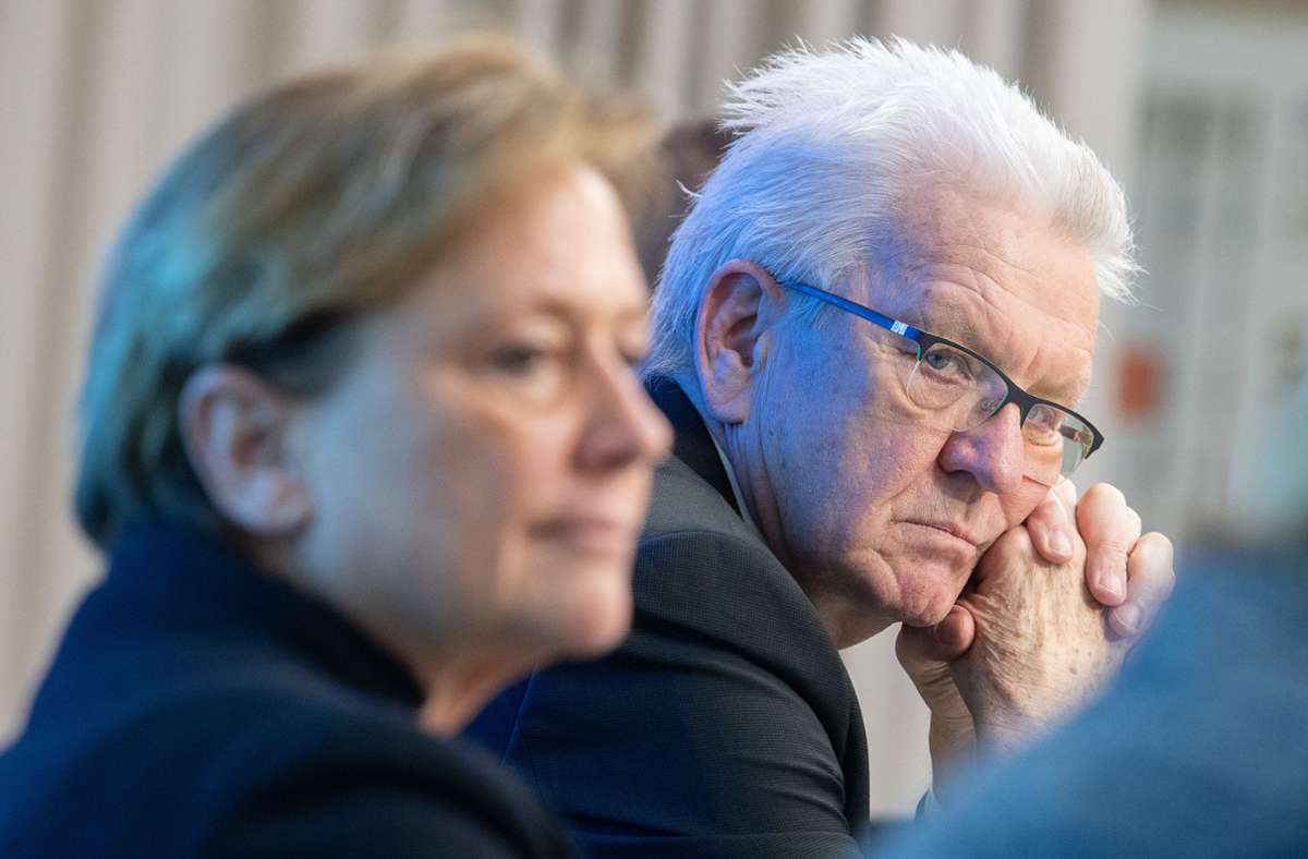 Kultusministerin Susanne Eisenmann und Ministerpräsident Winfried Kretschmann. (Archivbild) Foto: dpa/Sebastian Gollnow