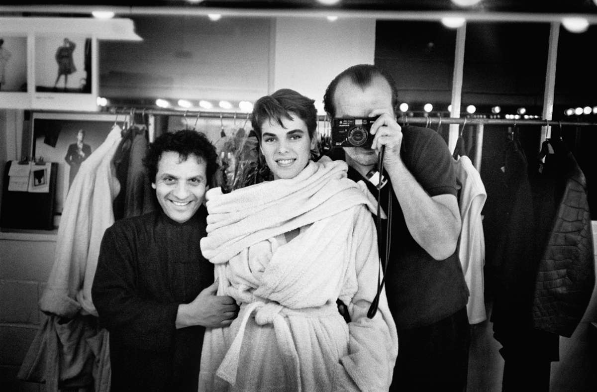 Der Schneider, das Model und der Fotograf: Azzedine Alaïa, Maria Johnson und Peter Lindbergh 1984 in Paris.