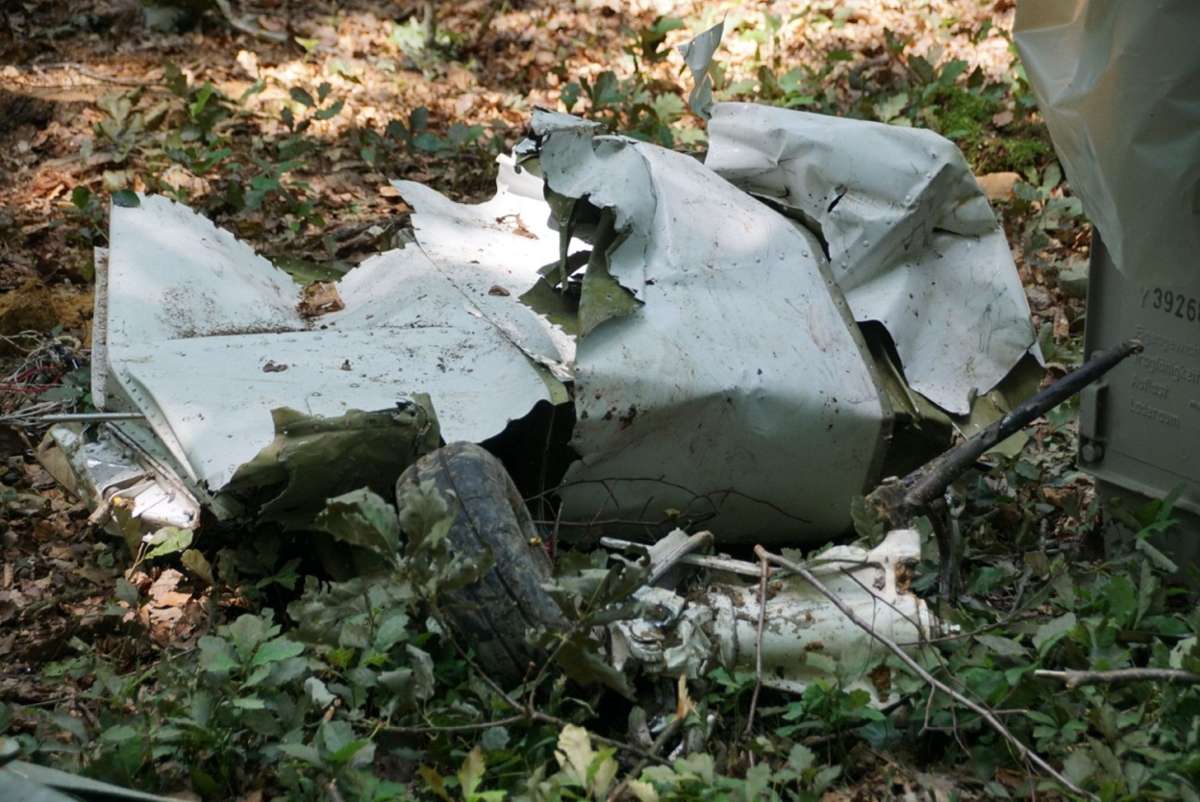 Ein Wrackteil der abgestürzten Maschine in einem Waldstück bei Steinenbronn.