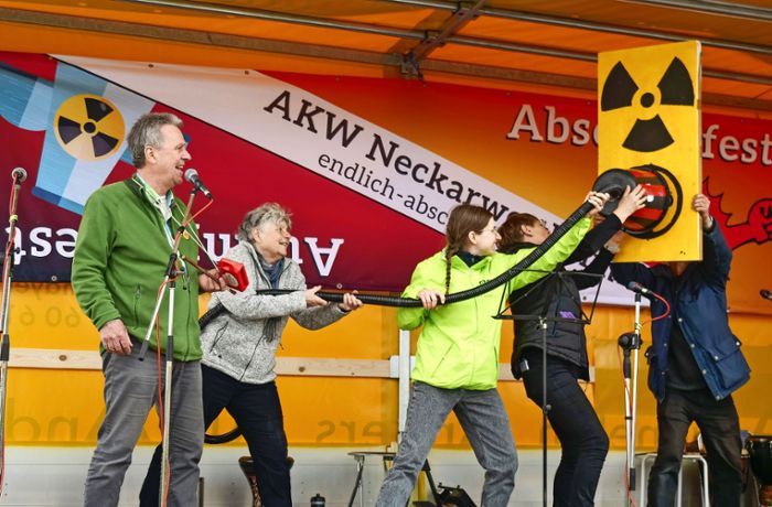 Abschaltfest in Neckarwestheim: Hunderte Atomkraftgegner feiern das Ende von Block 2
