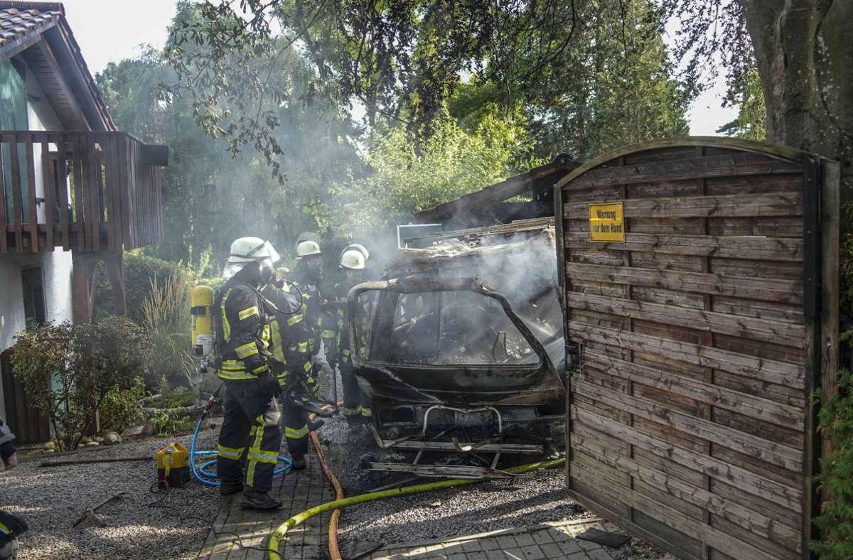 Feuer im Bereich Lochsteige in Magstadt: Technischer Defekt: Campingbus  ausgebrannt