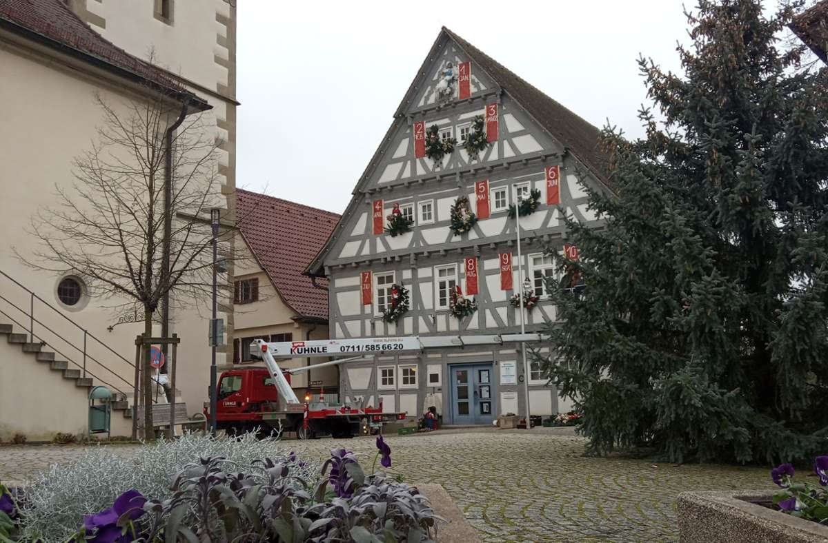 Die Fassade des Alten Rathauses in Kernen-Stetten wird in der Adventszeit zum Märchenkalender. Foto: Roland Böckeler