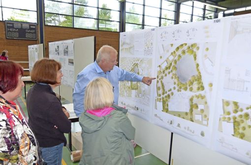 Weils Bürgermeister Wolfgang Lahl stellte im vergangenen Herbst den Siegerentwurf des Bürgerhaus-Planungswettbewerbes vor. Foto: Holger Schmidt