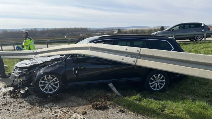 Unfall auf der A8: Auto bleibt unter Leitplanke stecken