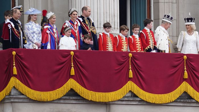 König Charles III. winkt mit Familie vom Balkon