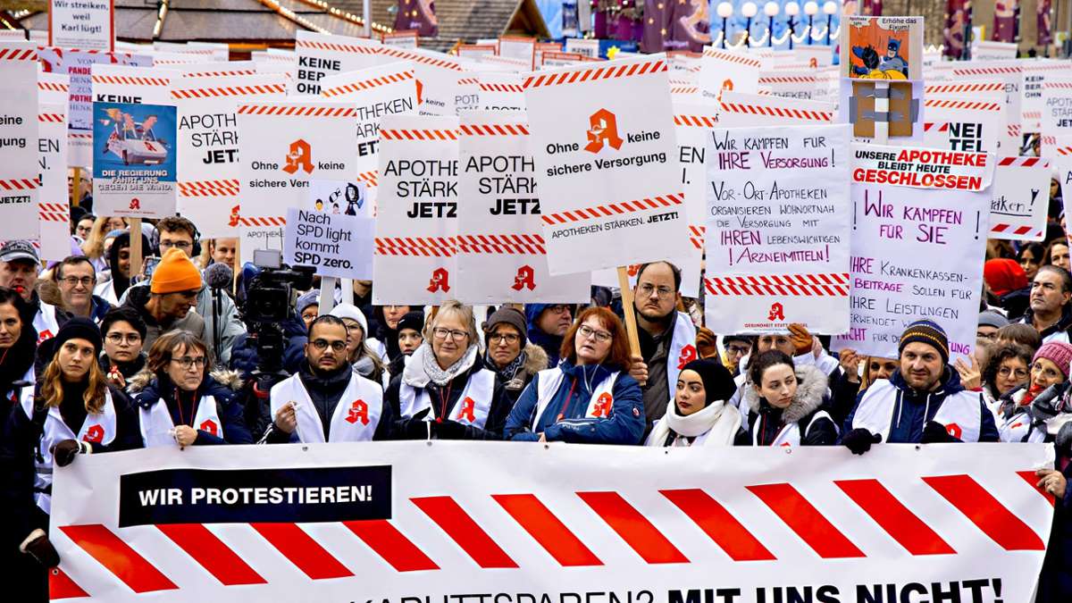 Apotheker streiken in Stuttgart: Pfeifkonzert auf dem Schlossplatz gegen das Apothekensterben