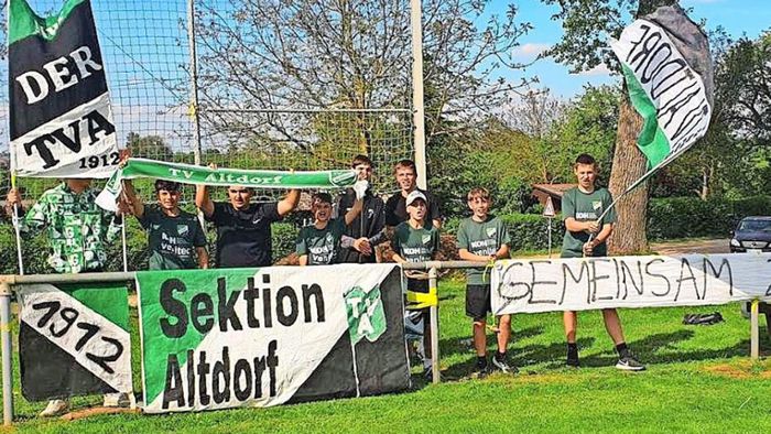 Fußball beim TV Altdorf: Junioren peitschen die Aktiven mit besonderer Fanblock-Aktion zum Sieg