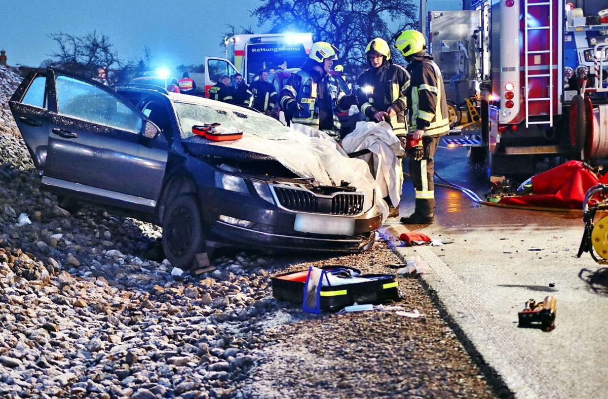 Nach dem Unfall in Berglen musste die Feuerwehr den schwer verletzten Fahrer befreien, der in seinem Fahrzeug eingeklemmt wurde.