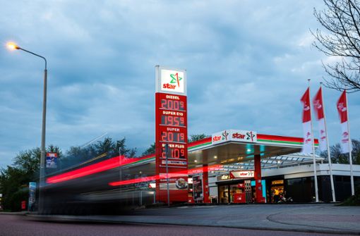 Die Preise könnten längst wieder niedriger sein, monieren die Tankstellenbesitzer. Foto: dpa/Jens Schlüter
