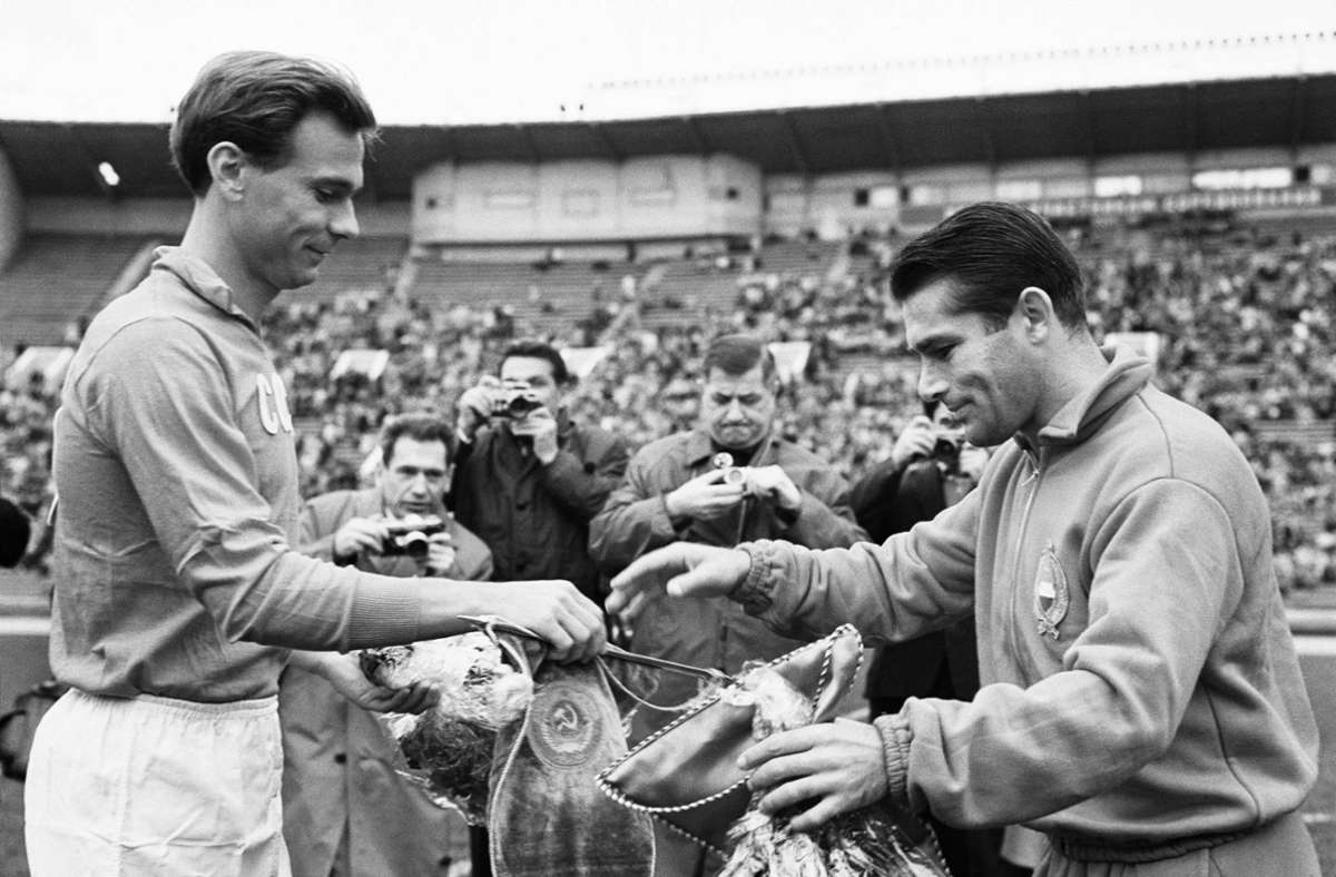 Die EM 1960 firmierte noch unter der Bezeichnung Europapokal der Nationen – Valentin Iwanow (li.) sahnte mit der Sowjetunion den Titel ab (2:1 n.V. über Jugoslawien) und holte mit zwei Treffern die Torjägerkrone.