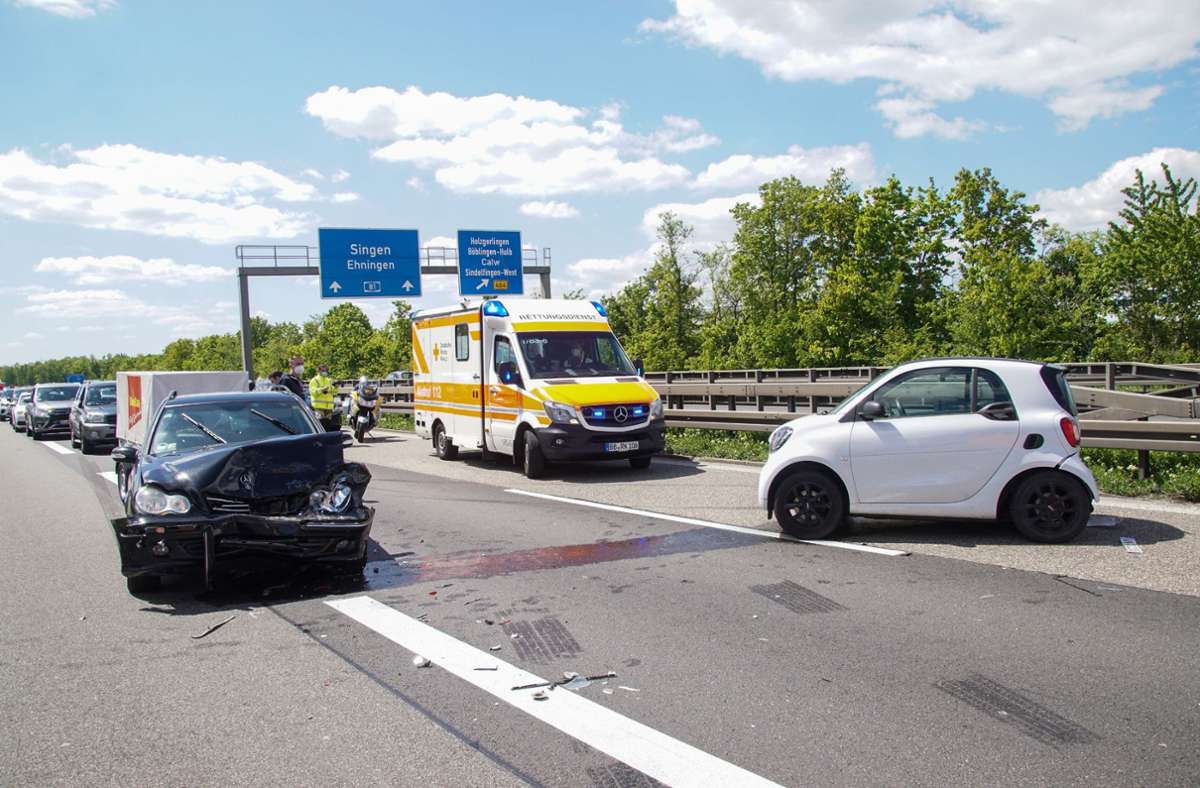 Unfall auf der Autobahn: Auffahrunfall auf der A81 zieht Sperrung nach sich