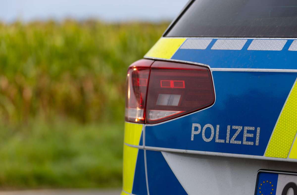 Vorfall in Aalen: Rollerfahrer fährt auf Flucht vor Polizei gegen Streifenwagen