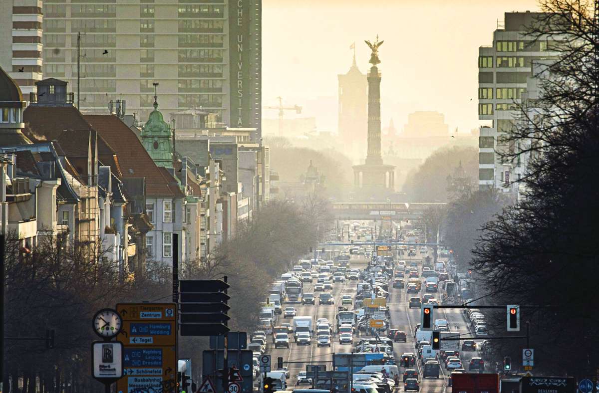 Verkehr in den Morgenstunden in Berlin. Die Hauptstadt hat sogar noch die niedrigste Autodichte aller Bundesländer. Foto: imago//Florian Gaertner