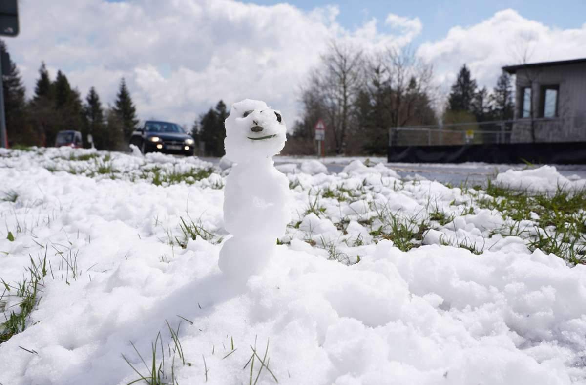 Ein kleiner Schneemann am Straßenrand bei Kniebis.