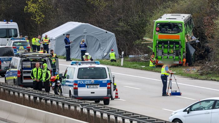 Verkehr: Schwerer Busunfall: Drei der vier Todesopfer identifiziert