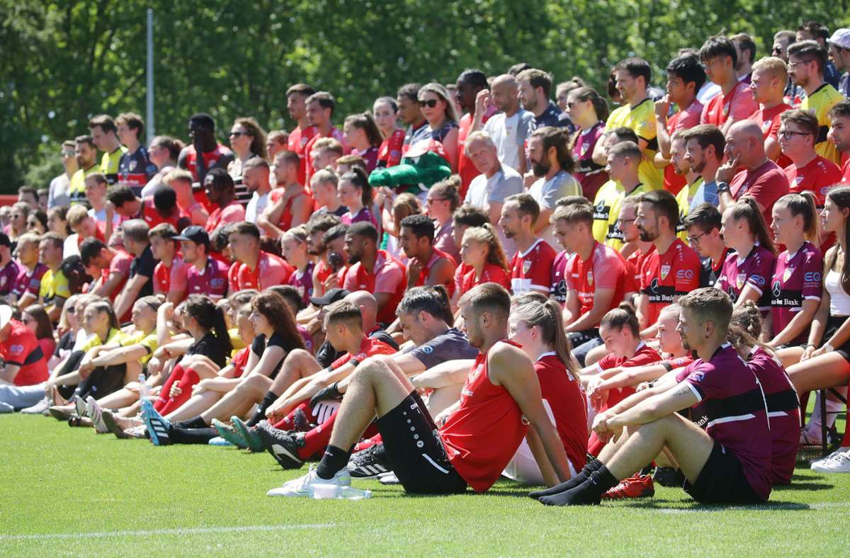Die Mitarbeiter des VfB Stuttgart haben sich zu einem Gruppenfoto versammelt. Es war der Auftakt einer entspannten Veranstaltung.
